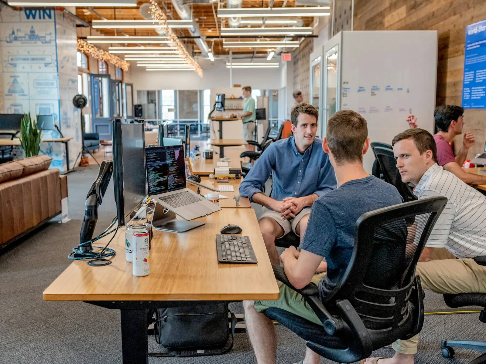 Microsoft 365 Partner — Architektur-Gespräch zwischen arades-Berater und mittelständischem Kunden